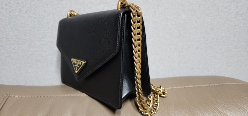 [중고명품]프라다 블랙 사피아노 삼각로고 체인 숄더백